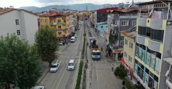 BÜYÜKŞEHİRLE GÖKSUN’UN MERKEZ BULVARI GÜZELLEŞİYOR