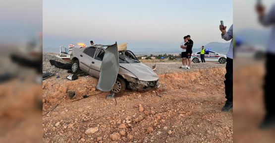 TAKLA ATAN OTOMOBİLDE SÜRÜCÜ VE YOLCU AĞIR YARALI