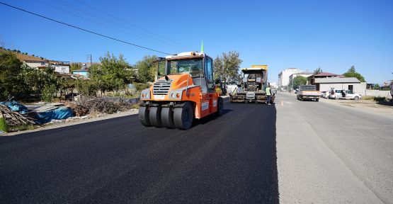 BÜYÜKŞEHİR’DEN TÜRKOĞLU’NUN ANA CADDESİNDE ASFALT