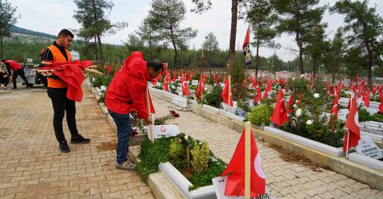 2 BİN 300 MEZARLIKTA SEFERBERLİK SÜRÜYOR