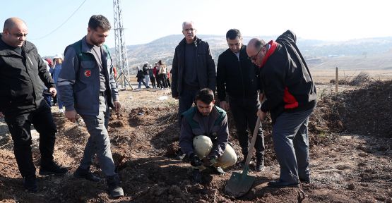 DULKADİROĞLU BELEDİYESİ’NDEN DEPREM ŞEHİTLERİ ANISINA FİDAN DİKME ETKİNLİĞİ